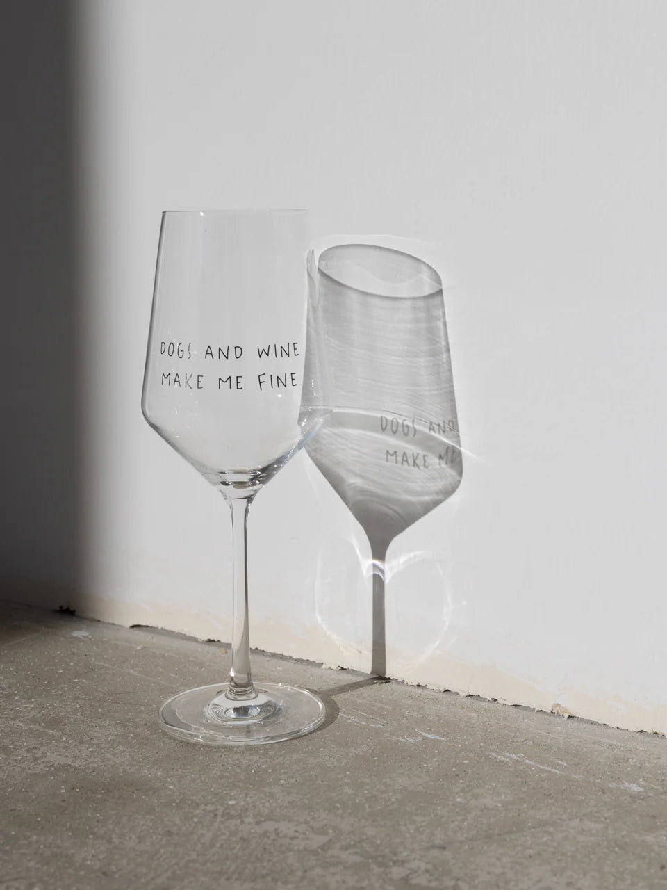 "DOGS AND WINE MAKE ME FINE" Weinglas