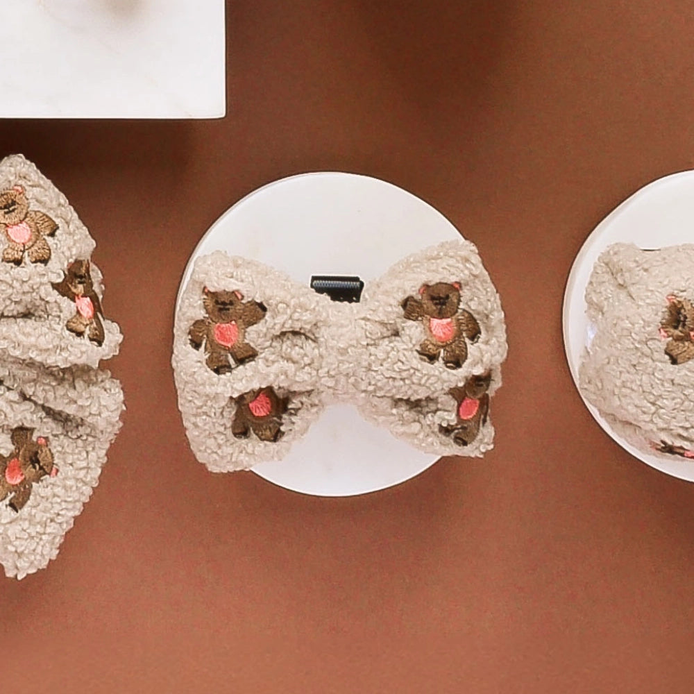 Theo bestickte Teddy Fliege